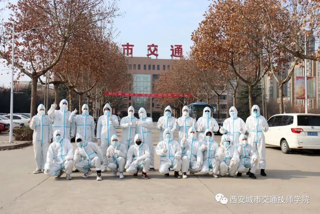 <b>请家长放心，我们在学校挺好的！</b>