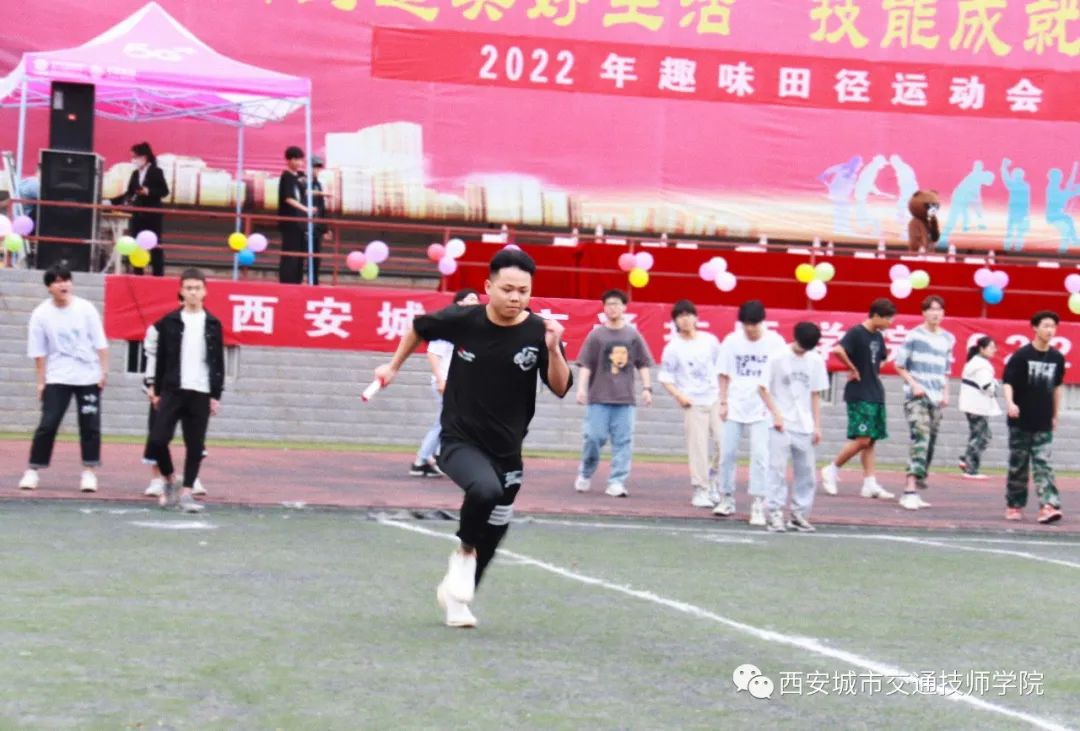 <b>运动会进行时，精彩瞬间都在这里！</b>
